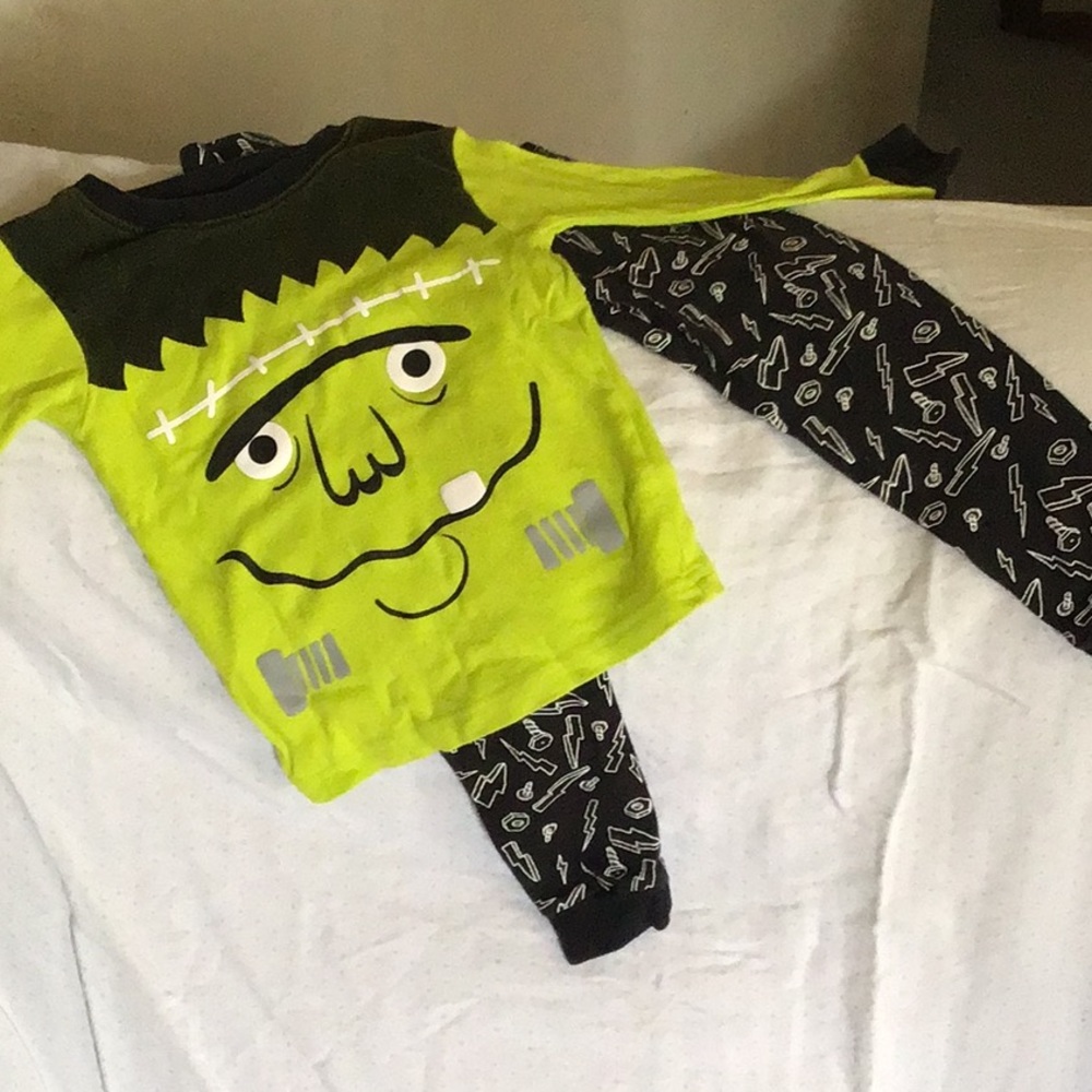 Carter’s Halloween Pajama Set.    #019